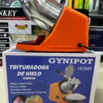 Triturador de hielo Gynipot compacto con cuchilla de acero inoxidable, ideal para bebidas frías y postres.